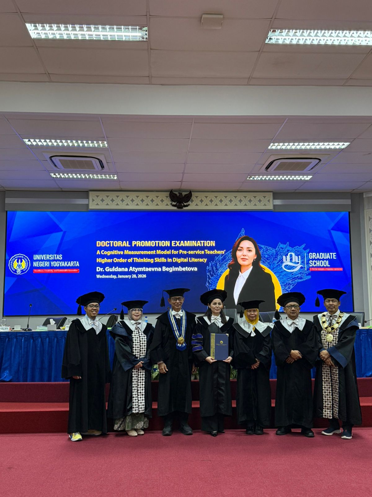 PhD докторлық ғылыми дәрежесін сәтті қорғады